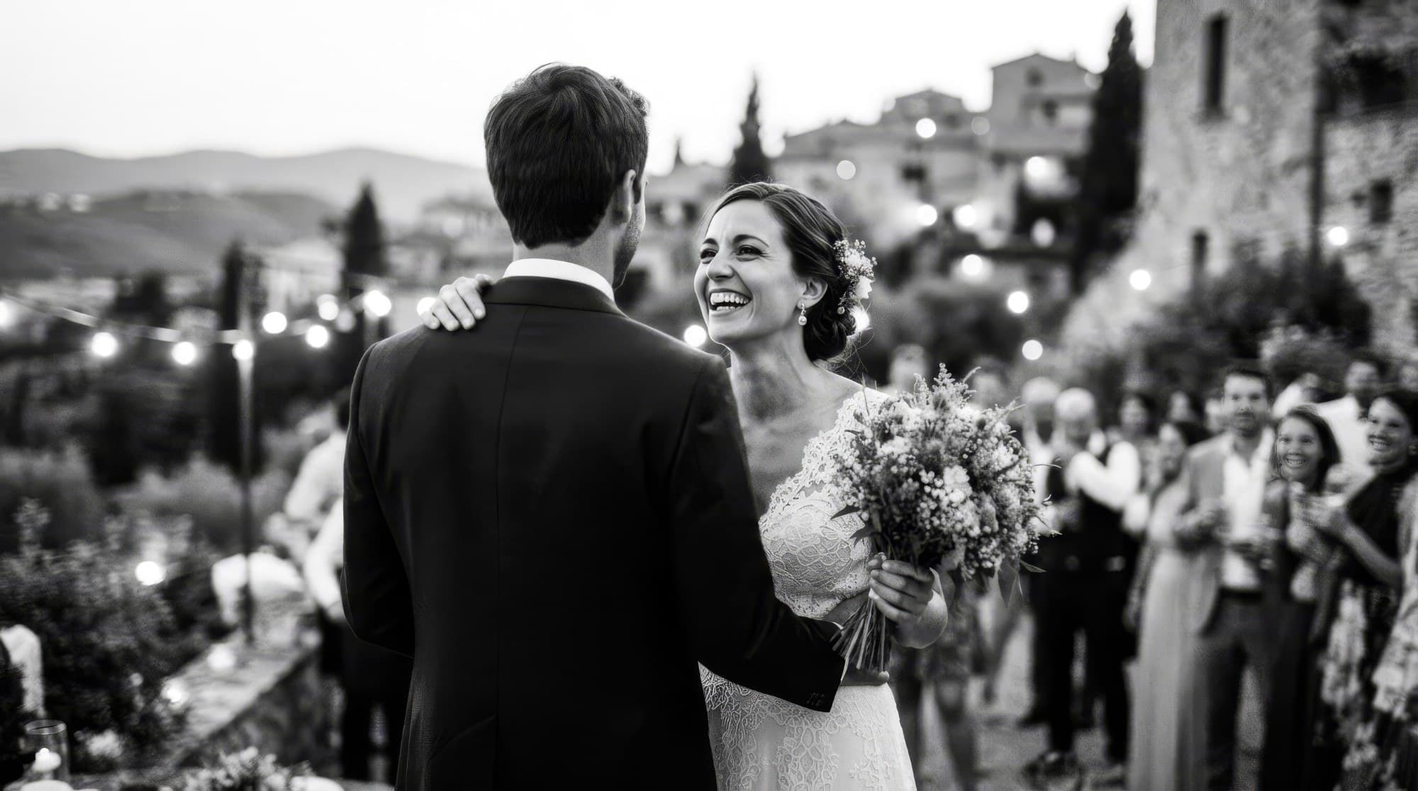Pareja de recién casados entre invitados